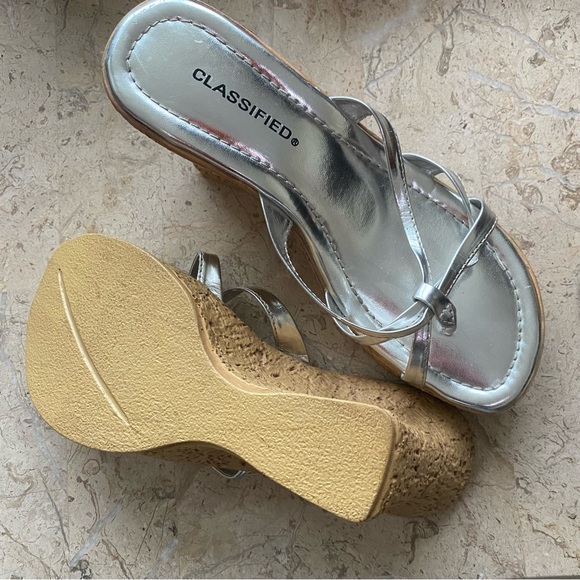 Silver Slip On Thong Strappy Sandal Platform Wedge Classified Size 6.5 New - Picture 6 of 13